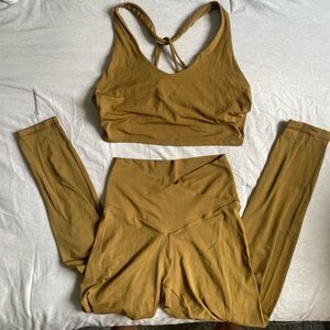 OFFLINE AERIE REAL ME HIGH CROSSOVER
LEGGING&KEYHOLE
BRA SET